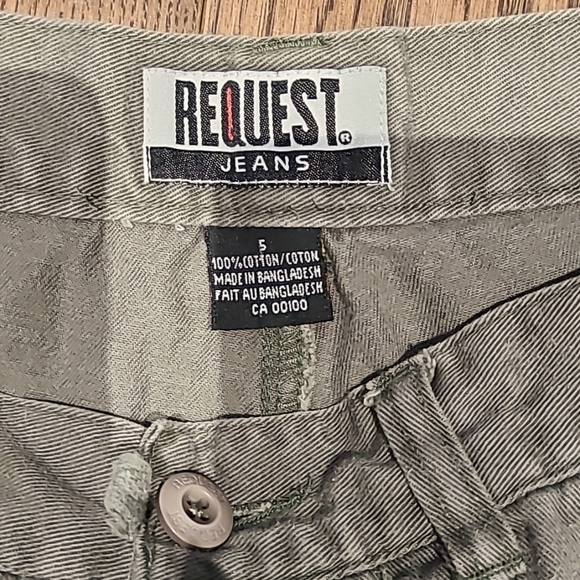 2 pc women's shorts size 5. Good condition. One cream, one khaki green. - Picture 3 of 7